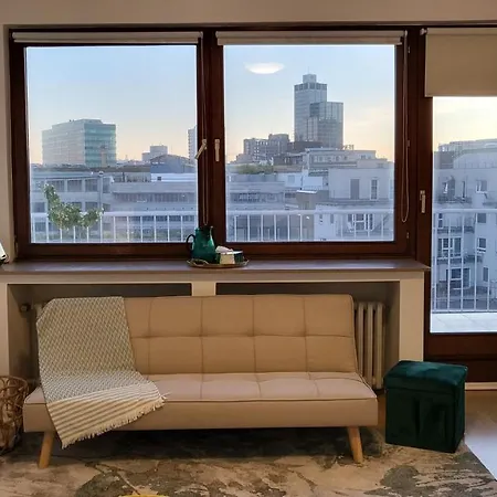 Апартаменты Lavish In The Heart Of Center